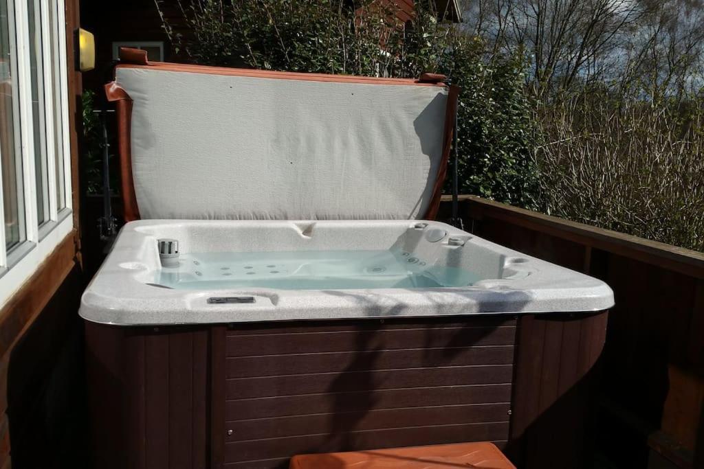 Luxury Peak District Lodge, Hot Tub, Log Burner, Nr Lake Rudyard Exterior photo